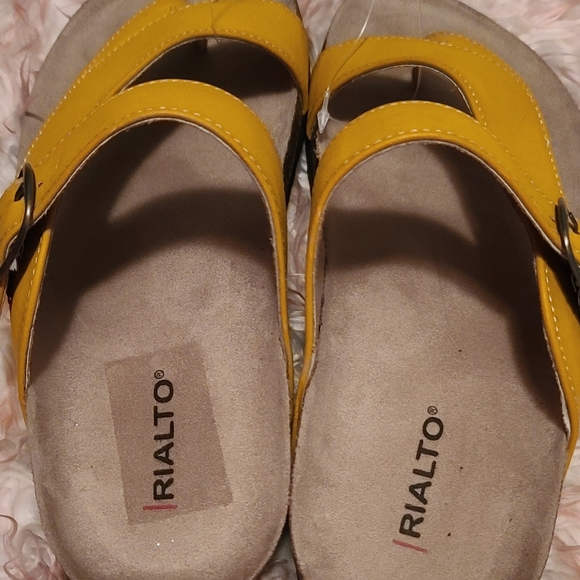 Size 9 Realto sandals - Picture 2 of 3